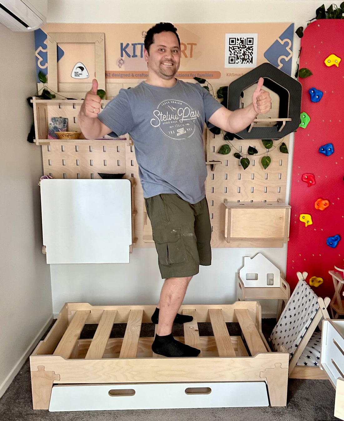 Unveiling our robust safety tests for kids' beds: Watch a 110kg team member's jump test on Montessori and bunk beds, ensuring top-notch durability.