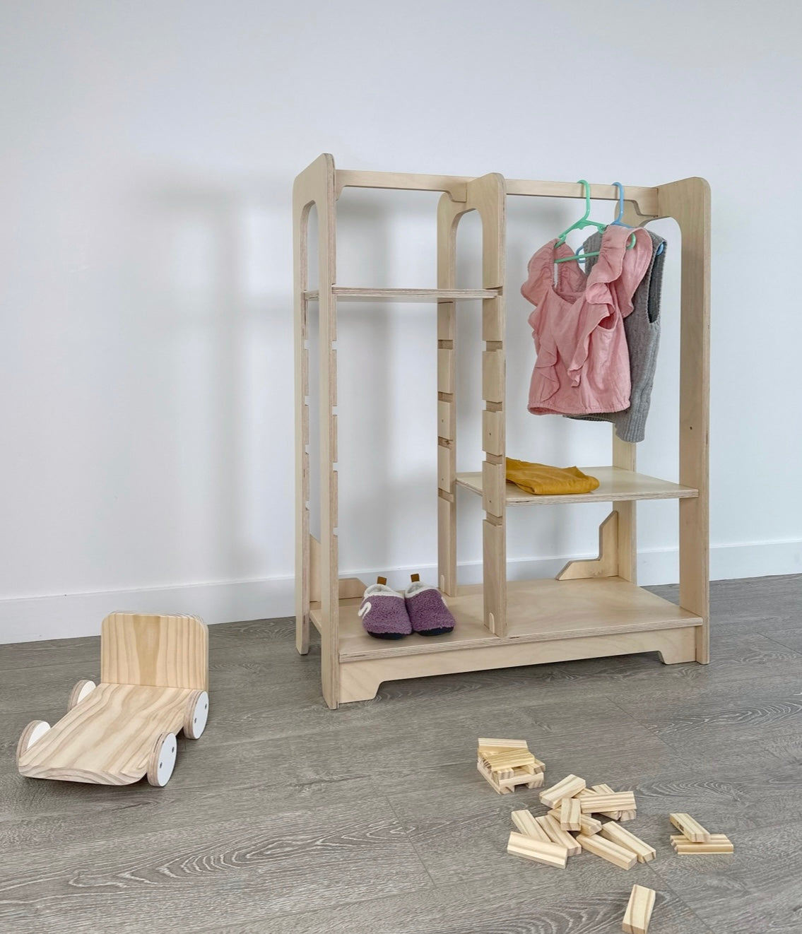 Discover adaptability: Montessori wardrobe evolving with your child's needs.
