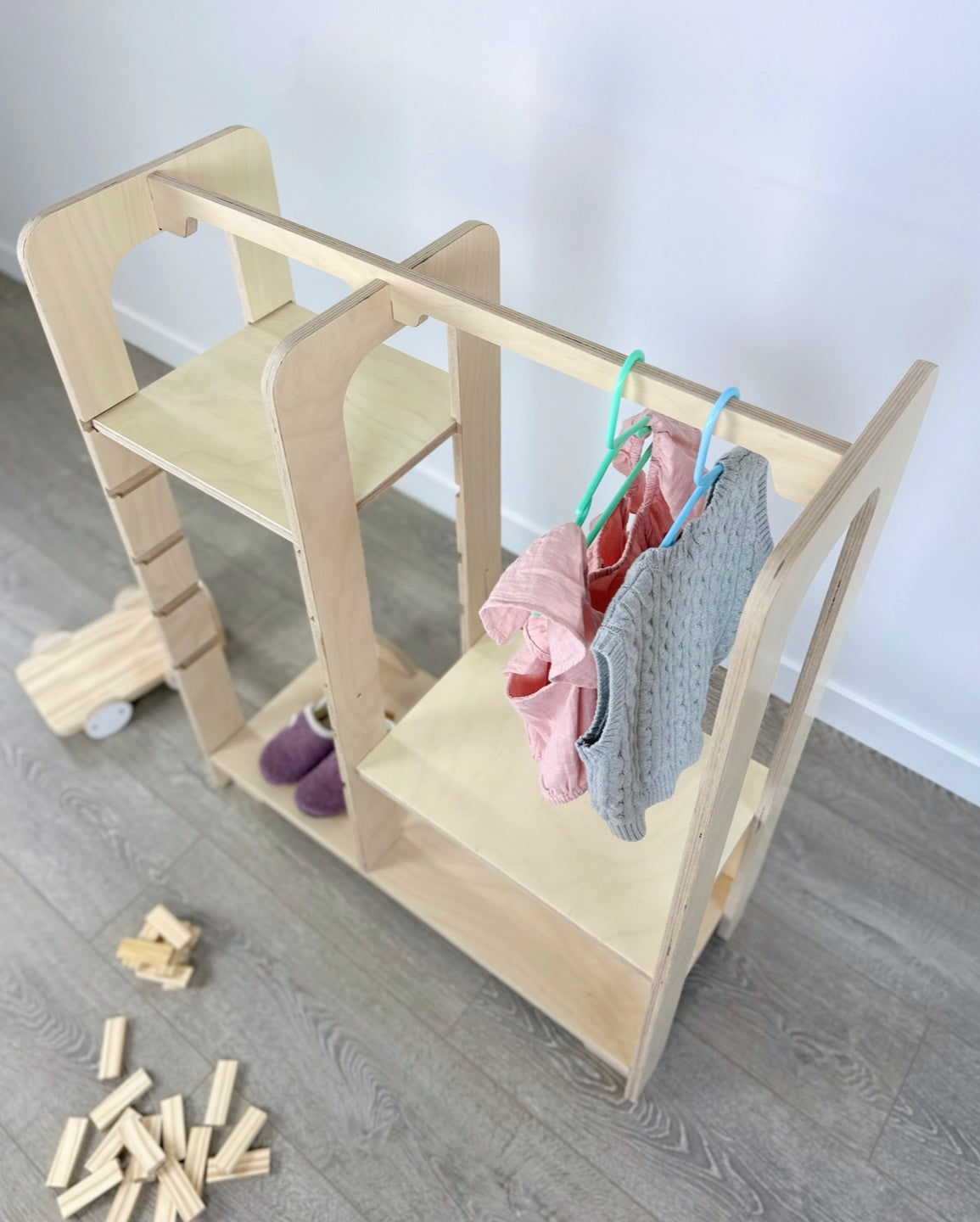 Eco-friendly design meets Montessori ethos: The ultimate kids' wardrobe.