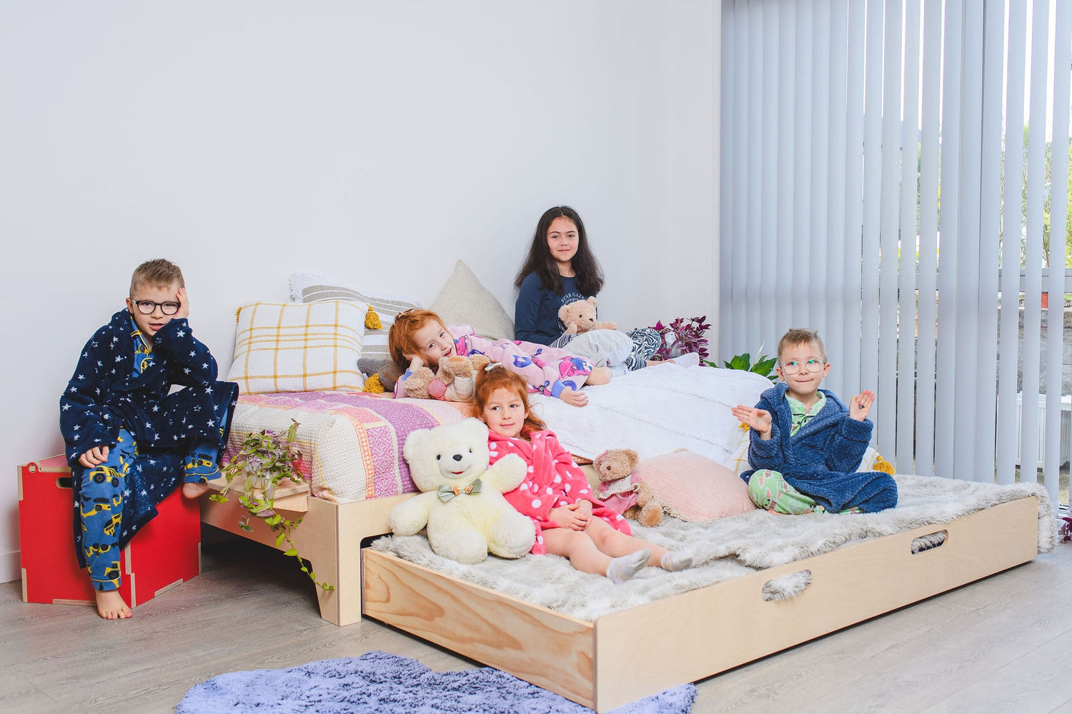 Space-saving trundle bed rolls out smoothly for guests and sleepovers; sturdy frame, quiet runners and a tidy look for kids’ rooms